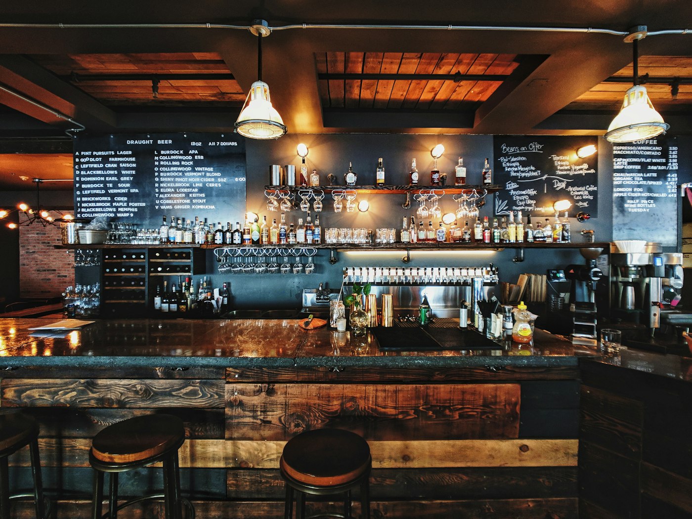 Ristorante di sera con illuminazione soffusa