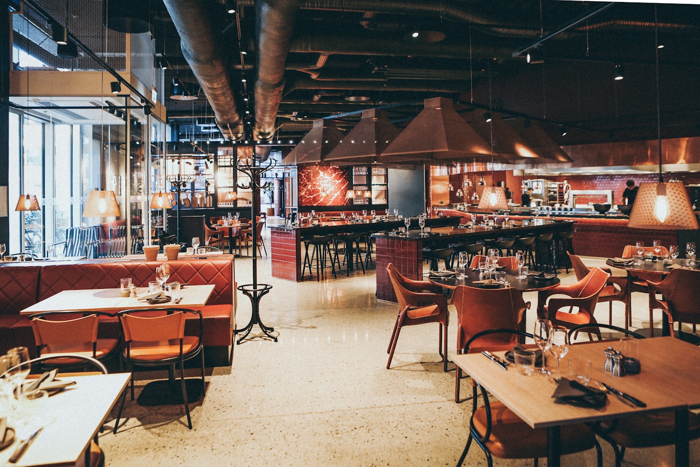 Sala ristorante vicina alle finestre